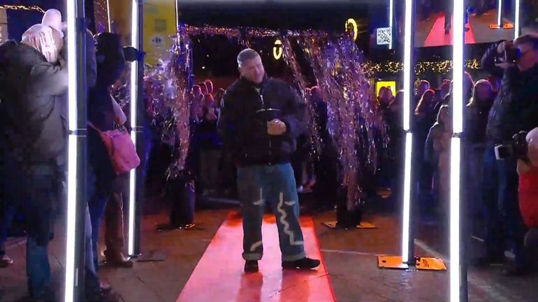 Viva for Life : Mosimann fait une apparition surprise au défilé de mode de David Jeanmotte et Sylvie Honoré Viva for Life : Mosimann fait une apparition surprise au défilé de mode de David Jeanmotte et Sylvie Honoré