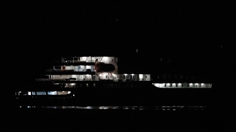 Hantavirus : le débarquement des passagers du navire Hondius arrivé à Tenerife va commencer