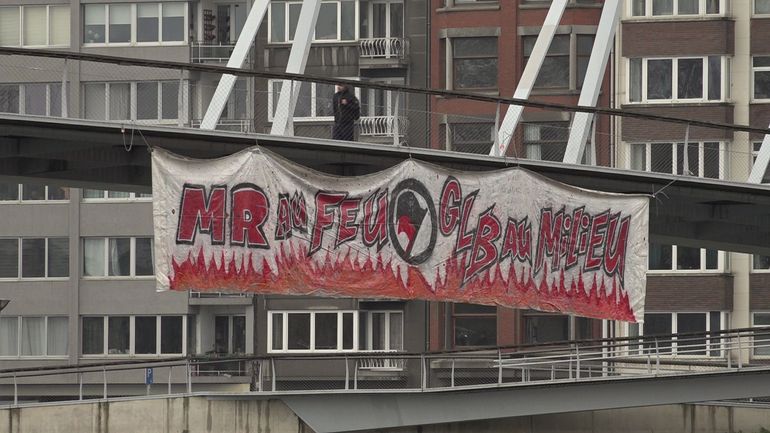 Une banderole des antifas, des conteneurs pour fermer la rue : la police renforce son dispositif pour une conférence du MR à Liège