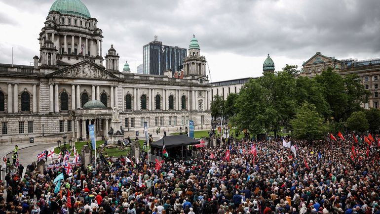 À Belfast, des milliers de personnes ont manifesté contre le racisme après les violences de cette semaine
