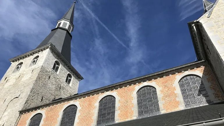 Ciney : une ordonnance de police interdit les rassemblements le soir autour de la Collégiale