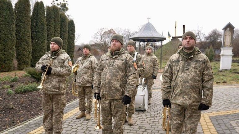 Vu d’Ukraine : rencontre avec l’orchestre qui accompagne les soldats ukrainiens dans leur dernier voyage Vu d’Ukraine : rencontre avec l’orchestre qui accompagne les soldats ukrainiens dans leur dernier voyage