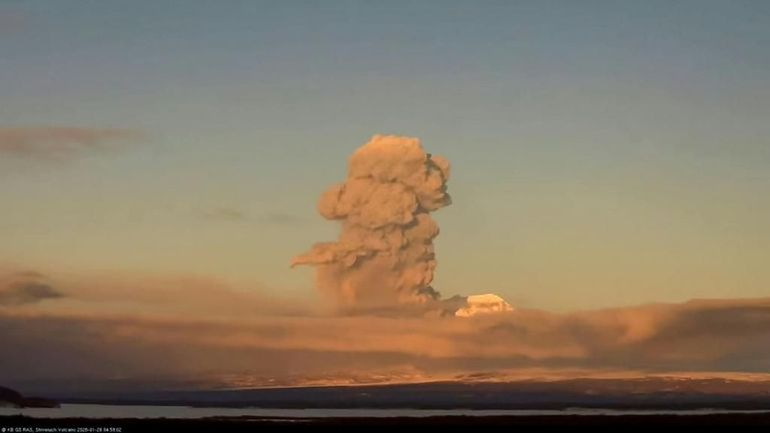 Russie : un volcan du Kamtchatka (Extrême-Orient) crache des cendres à neuf kilomètres d'altitude