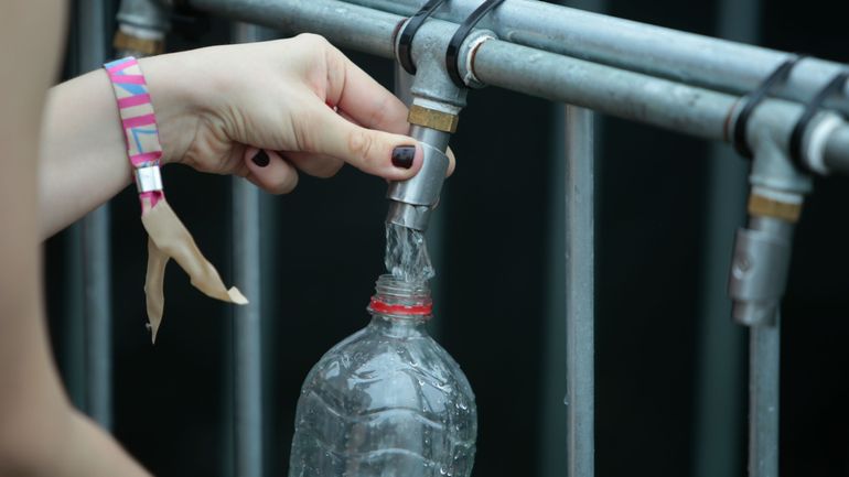 Pas d'eau gratuite lors des grands festivals de musique : la majorité MR-Engagés de la FWB ferme le robinet
