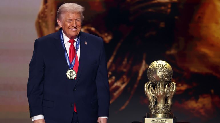Privé de Prix Nobel de la paix, Donald Trump se voit remettre le controversé "prix de la paix de la FIFA" : un prix taillé sur mesure pour le président américain