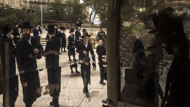 Guerre au Moyen-Orient : en Israël, sur le site d'une frappe à Arad, Netanyahu promet de "viser personnellement" chaque dirigeant iranien