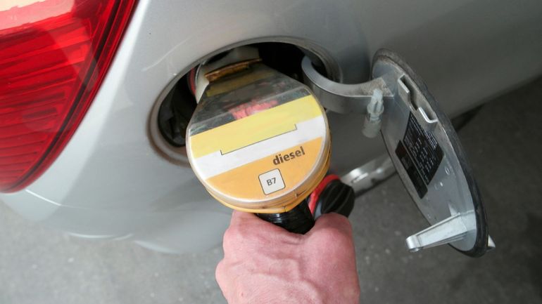 Le prix du diesel repasse sous les 2 euros, le prix du mazout chute aussi