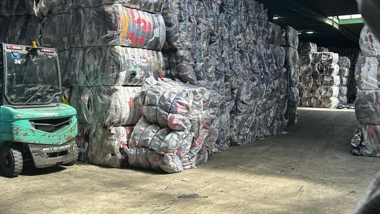 Crise du textile : "Ne déposez rien devant les bulles pendant les fêtes", alertent les opérateurs de collecte