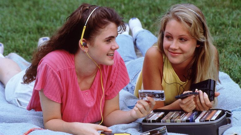 De fausses vidéos créées par l’IA ravivent la nostalgie des années 1980 et séduisent les réseaux sociaux De fausses vidéos créées par l’IA ravivent la nostalgie des années 1980 et séduisent les réseaux sociaux