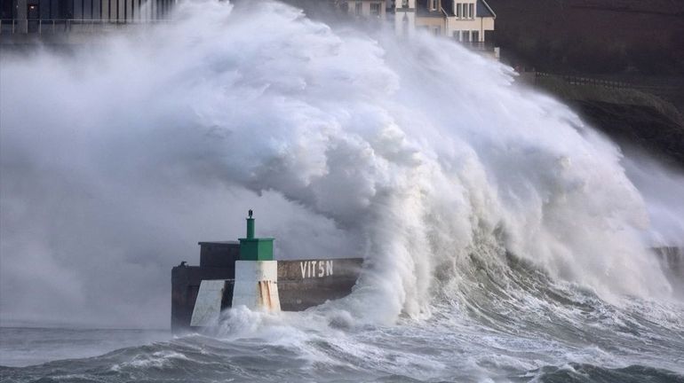 Tempête Goretti en France : 380.000 foyers privés d'électricité, principalement en Normandie