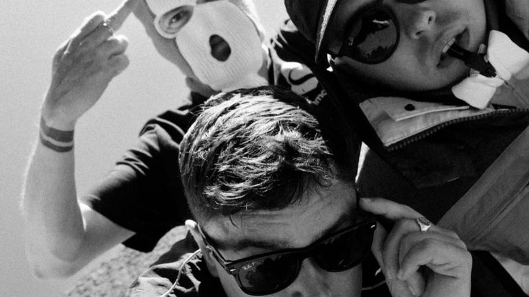 Kneecap sort “No Comment”, avec une pochette Banksy aussitôt censurée