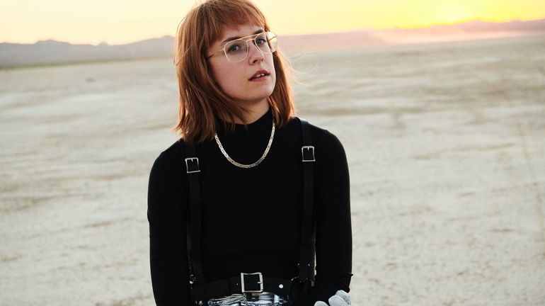 Découvrez Avalon Emerson, la productrice qui transforme l’ivresse du club en pop rêveuse