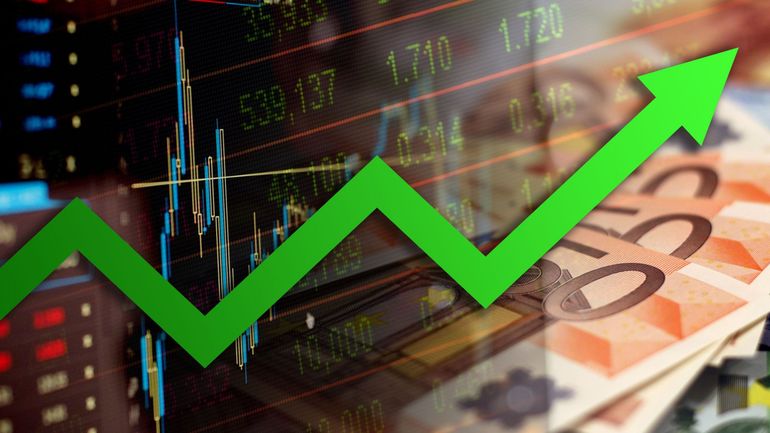 Taxation des plus-values : laisser la banque déclarer les bénéfices ou le faire soi-même dans sa déclaration ? Il est temps de choisir