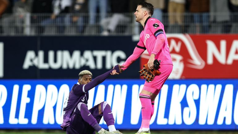 Coosemans assume sa responsabilité après la défaite d’Anderlecht à Charleroi : "Je fais perdre un point à l’équipe" Coosemans assume sa responsabilité après la défaite d’Anderlecht à Charleroi : "Je fais perdre un point à l’équipe"