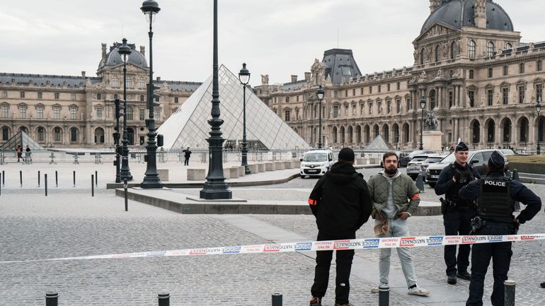 Vol au Louvre : une vidéo montre comment les cambrioleurs s’échappent par le monte-charge, puis en scooter