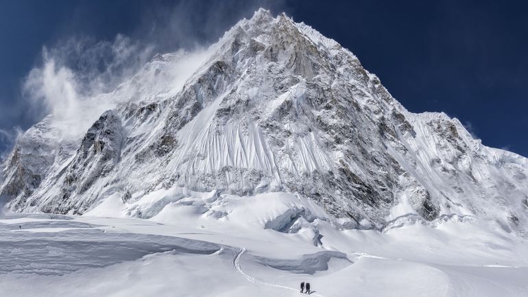 Record au sommet du mont Everest : 269 alpinistes et guides ont atteint le toit du monde en une journée