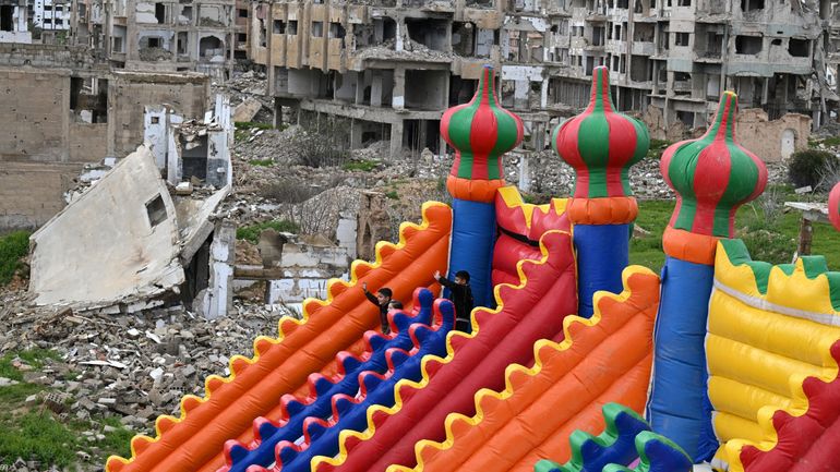 Reconstruire la Syrie d'après Assad, entre apaisements et méfiance des citoyens