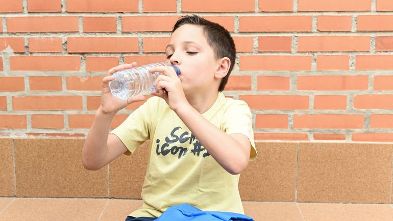 Canicule : plusieurs communes wallonnes suspendent partiellement les cours au sein de leurs écoles