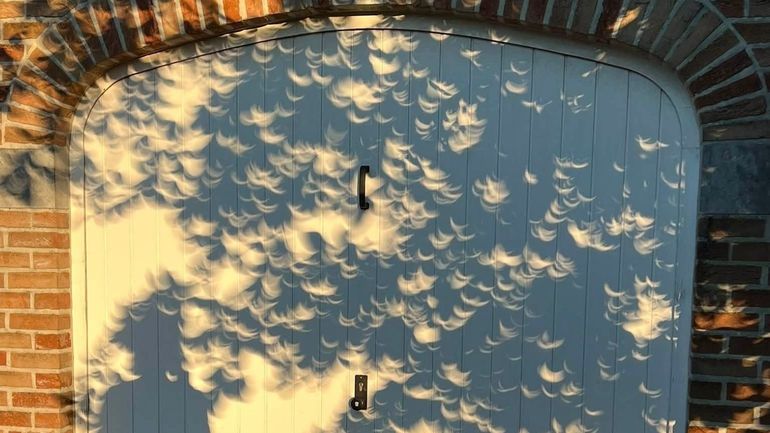 Quel est l'effet derrière ces petits croissants lumineux apparus pendant l'éclipse ?