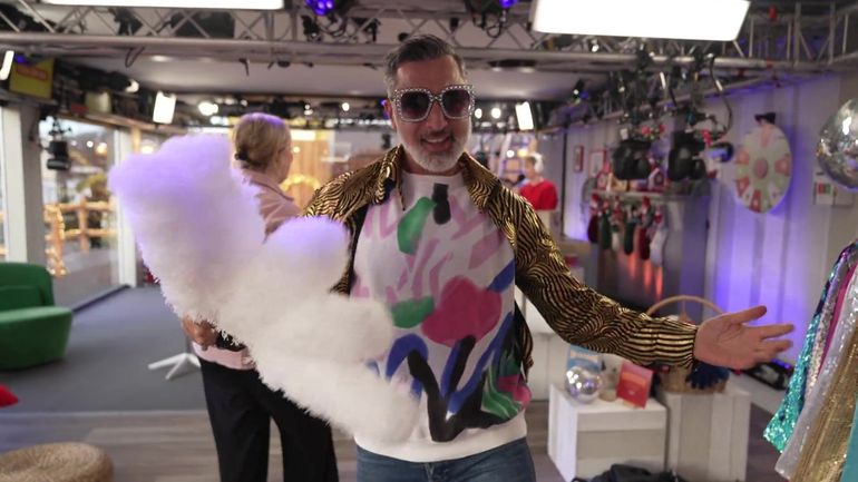 Walid, roi du dance floor, se lâche dans le cube de Viva for Life : découvrez sa danse explosive Walid, roi du dance floor, se lâche dans le cube de Viva for Life : découvrez sa danse explosive