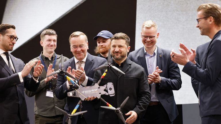 En marge de la conférence sur la sécurité de Munich, Volodymyr Zelensky inaugure une production de drones de combat en Allemagne