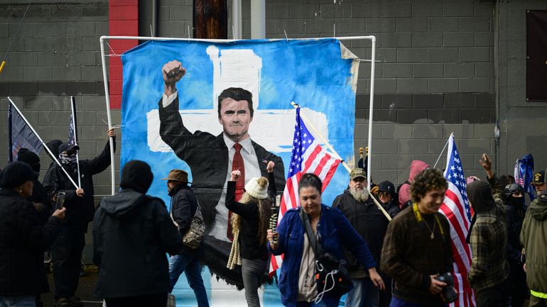 L'administration Trump met en application sa menace de révoquer les visas de ceux ayant salué la mort de Charlie Kirk