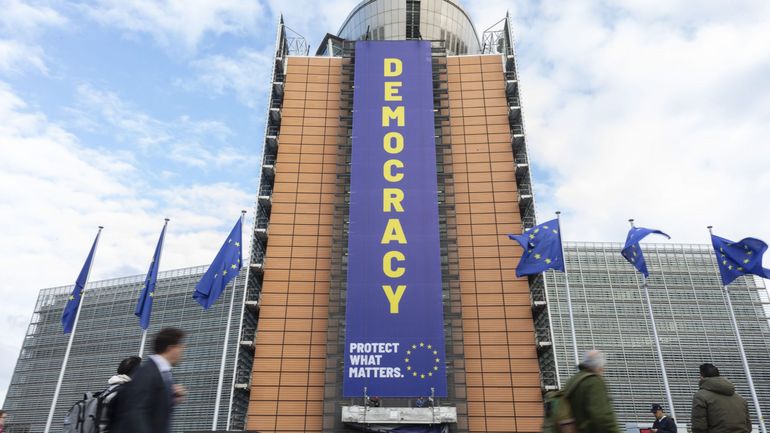 Les Coulisses de l'Europe : quand l'Union européenne défend la démocratie avec des affiches de mutuelle