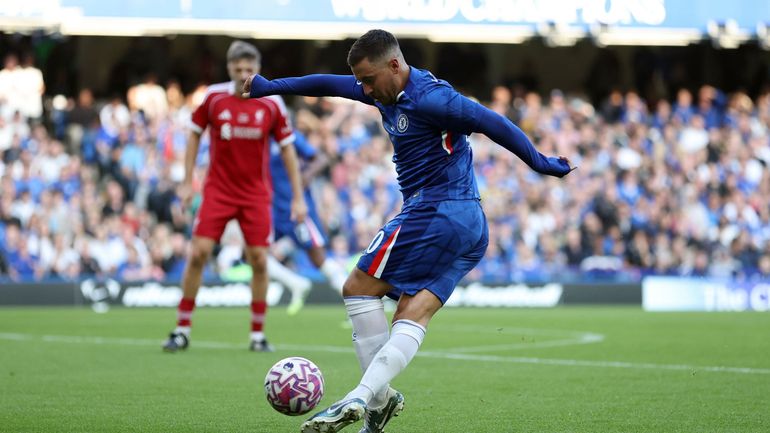 Coup du foulard et énorme occasion : Eden Hazard s'éclate lors d'un match de charité à Chelsea