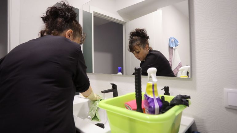 Le Parlement bruxellois veut aligner à la hausse le salaire des aides-ménagères sur la Flandre et la Wallonie