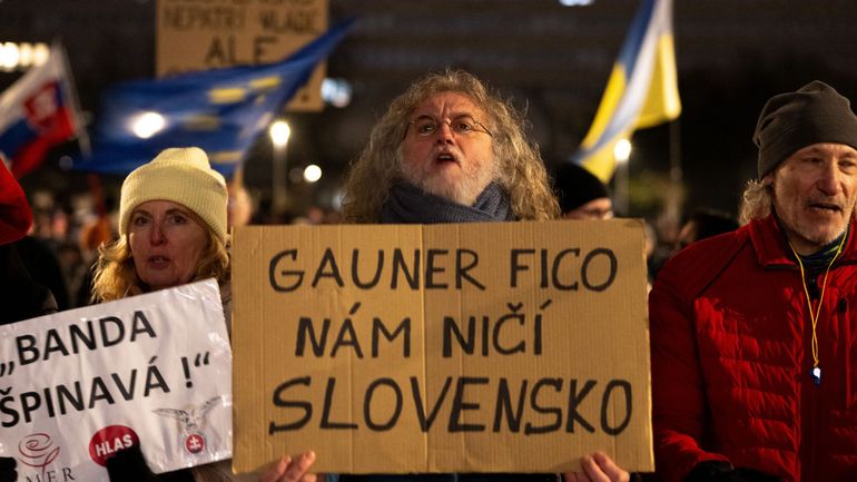 Slovaquie : des milliers de manifestants dans les rues de Bratislava contre le pouvoir de Robert Fico et la corruption Slovaquie : des milliers de manifestants dans les rues de Bratislava contre le pouvoir de Robert Fico et la corruption
