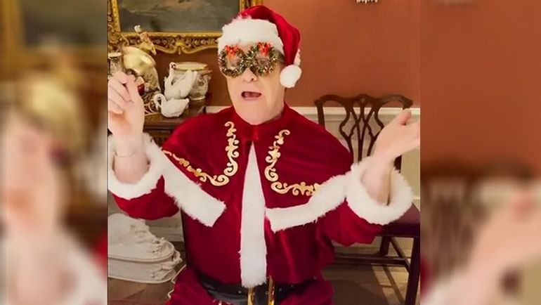 Elton John se parodie lui-même pour annoncer Noël !