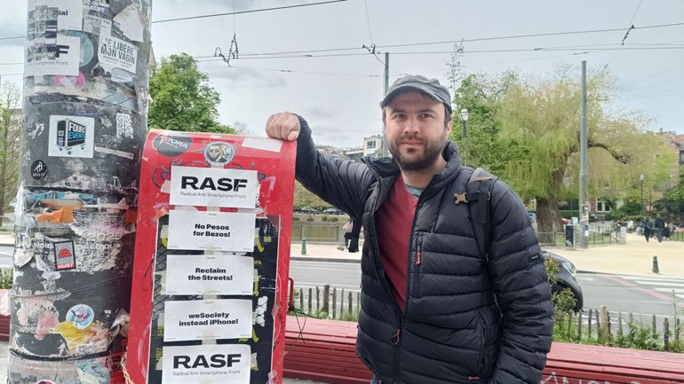 Bruxelles : un Allemand colle des affiches pour vous interpeller sur votre usage du smartphone