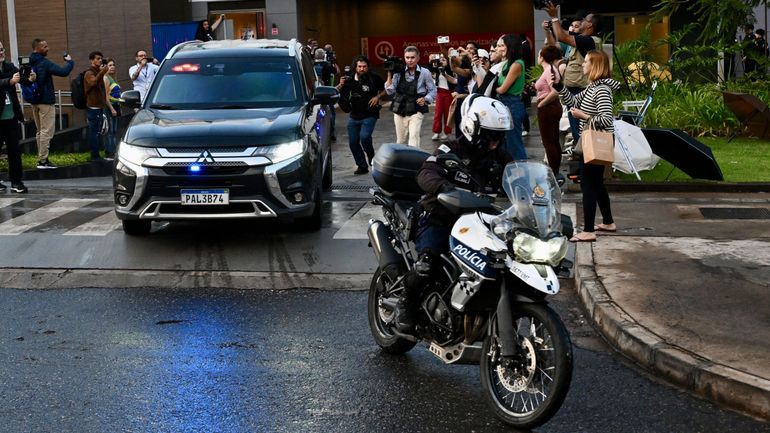 Brésil : Bolsonaro quitte l'hôpital pour retourner en prison, sa détention à domicile refusée