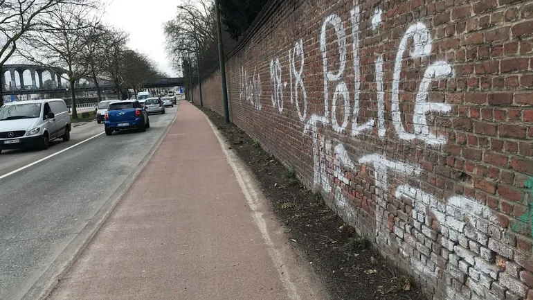 En marge de l'inscription, l'acronyme ACAB pour "All cops are bastards".