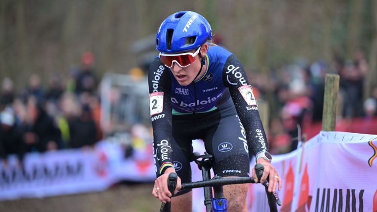 Même une crevaison ne l’arrête pas : Lucinda Brand s’impose à Namur et décroche sa 10e victoire de la saison Même une crevaison ne l’arrête pas : Lucinda Brand s’impose à Namur et décroche sa 10e victoire de la saison