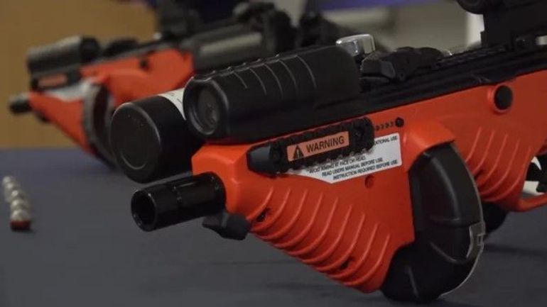Des armes non létales équipées d'intelligence artificielle : la FN cherche de nouveaux marchés à Los Angeles