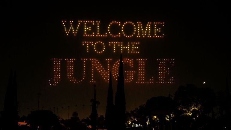 Guns N' Roses illumine le ciel de Los Angeles avec un spectacle de drones pour célébrer sa tournée 2026