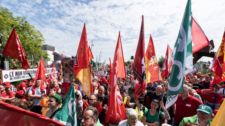 Restrictions budgétaires wallonnes : entrevue sans grandes attentes entre manifestants et chefs de groupe au parlement