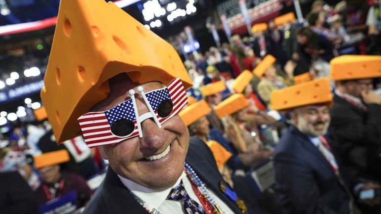 Vu d'Europe : les États-Unis envisagent d'acheter pour 10 millions de dollars de fromage suisse - mais pas en Suisse