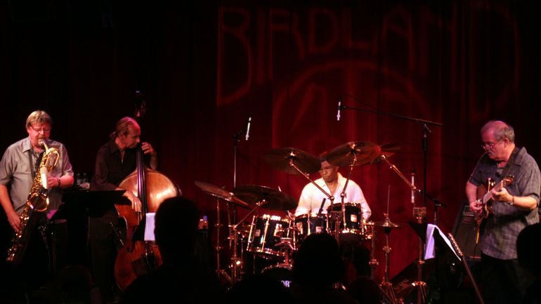 Clin d'oeil au batteur Jack DeJohnette sur l'album "Timeless" de 1975 du guitariste John Abercrombie Clin d'oeil au batteur Jack DeJohnette sur l'album "Timeless" de 1975 du guitariste John Abercrombie