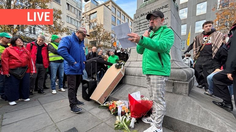 Direct - Grève des enseignants : "crainte et dégoût", des professeurs déposent une gerbe devant le siège du gouvernement de la Fédération Wallonie Bruxelles