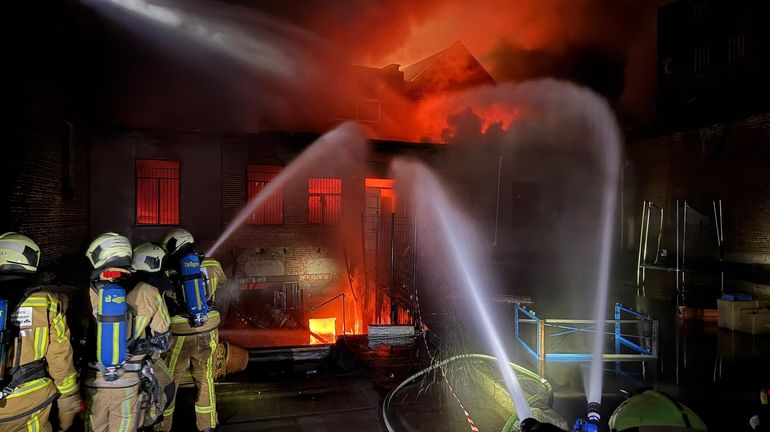 Le feu dans un entrepôt à Schaerbeek est maîtrisé, un plan communal d'accueil activé