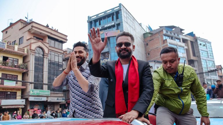 Législatives au Népal: le parti du rappeur devenu maire de Katmandou se trouve en tête