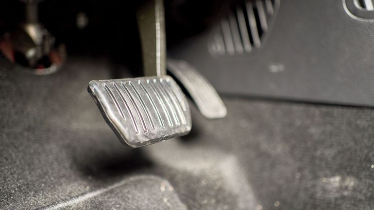 Un octogénaire confond le frein et l'accélérateur et percute un groupe scolaire en Suisse