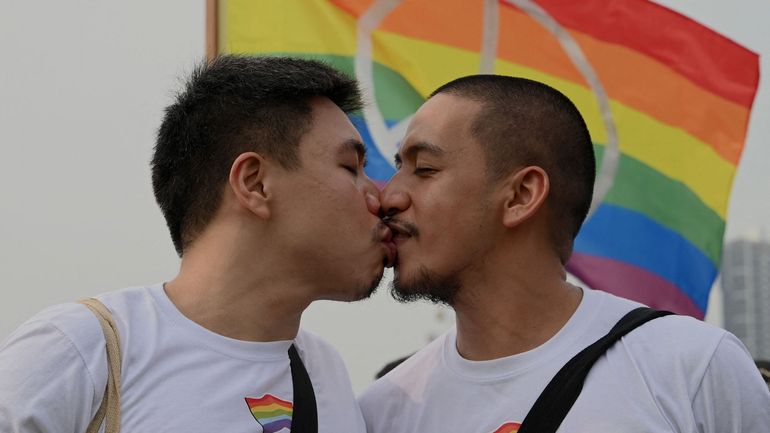 Les violences homophobes persistent en Belgique : "il est primordial que les questions LGBTQIA + soient abordées à l'école", selon Unia