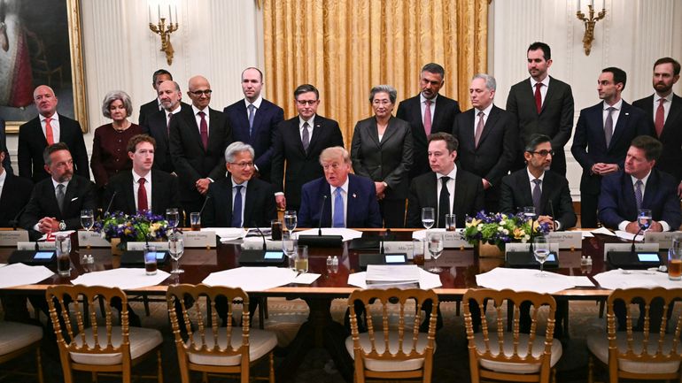Donald Trump plaide pour "l'auto-régulation" de l'IA : les grands patrons adoptent un code de bonne conduite