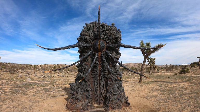 Une étrange sculpture apparaît dans le désert, qui se cache derrière ce coup marketing ?