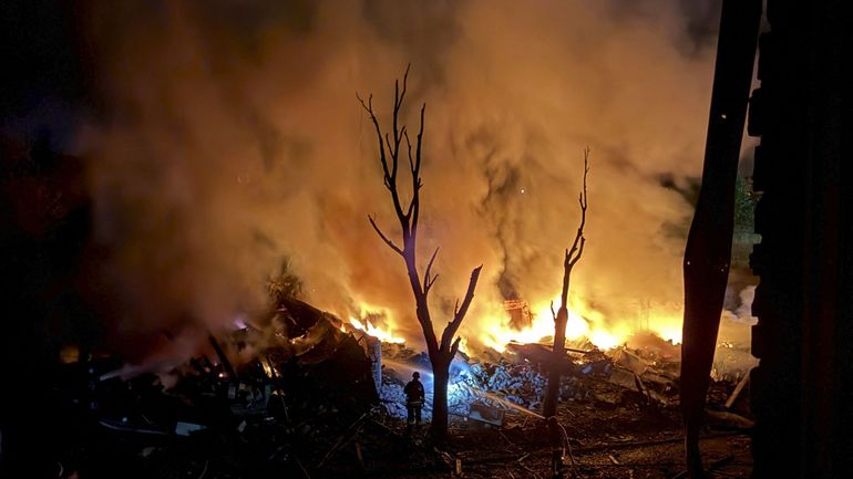 Ukraine : une frappe russe nocturne fait des victimes à Zaporijjia, Zelensky affirme que la Russie a utilisé des "missiles balistiques nord-coréens"