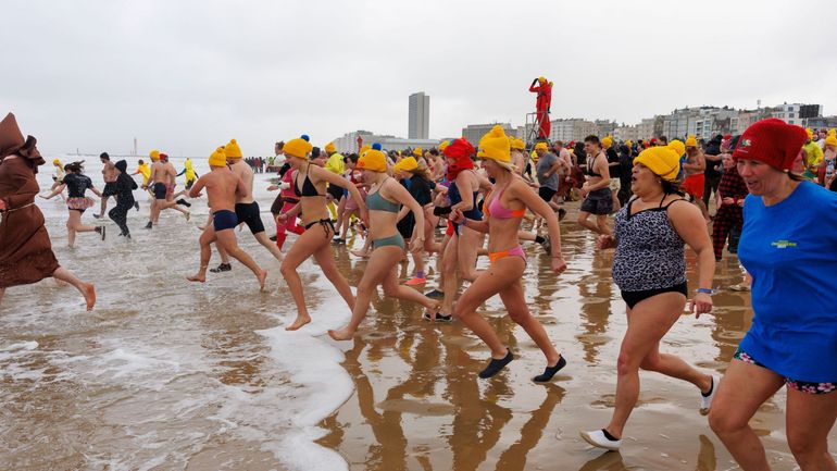 Plus de 4500 personnes ont bravé le froid et se sont jetées dans la mer de Nord à Ostende