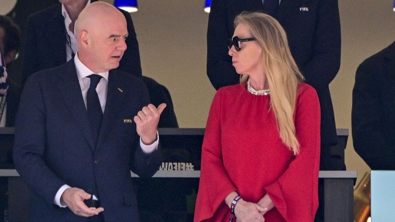 La revue de presse : la FIFA hors jeu... Comme le budget fédéral ?